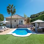 3br With Private Garden Willa *